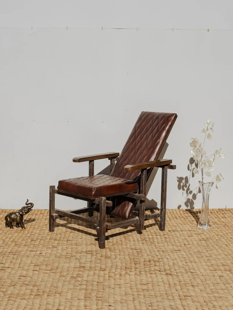 Ernest, le fauteuil en bois et cuir N°881