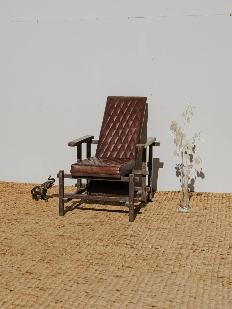 Ernest, le fauteuil en bois et cuir N°881