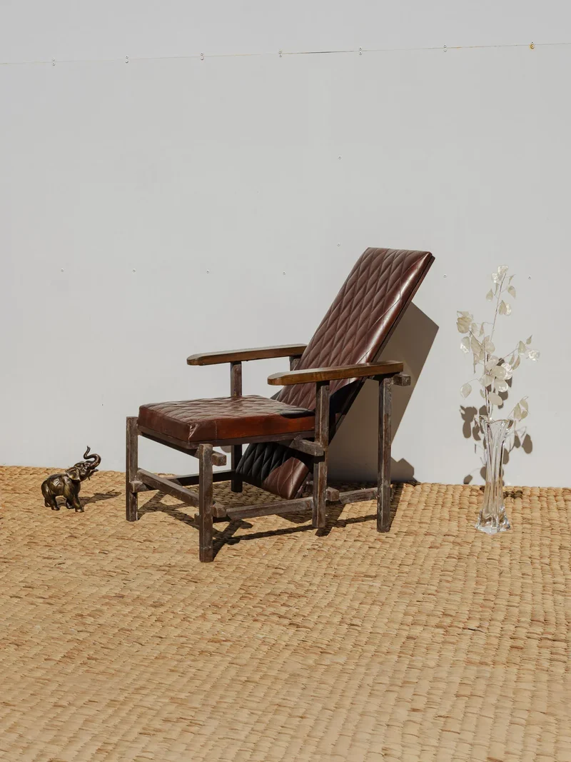 Ernest, le fauteuil en bois et cuir N°881