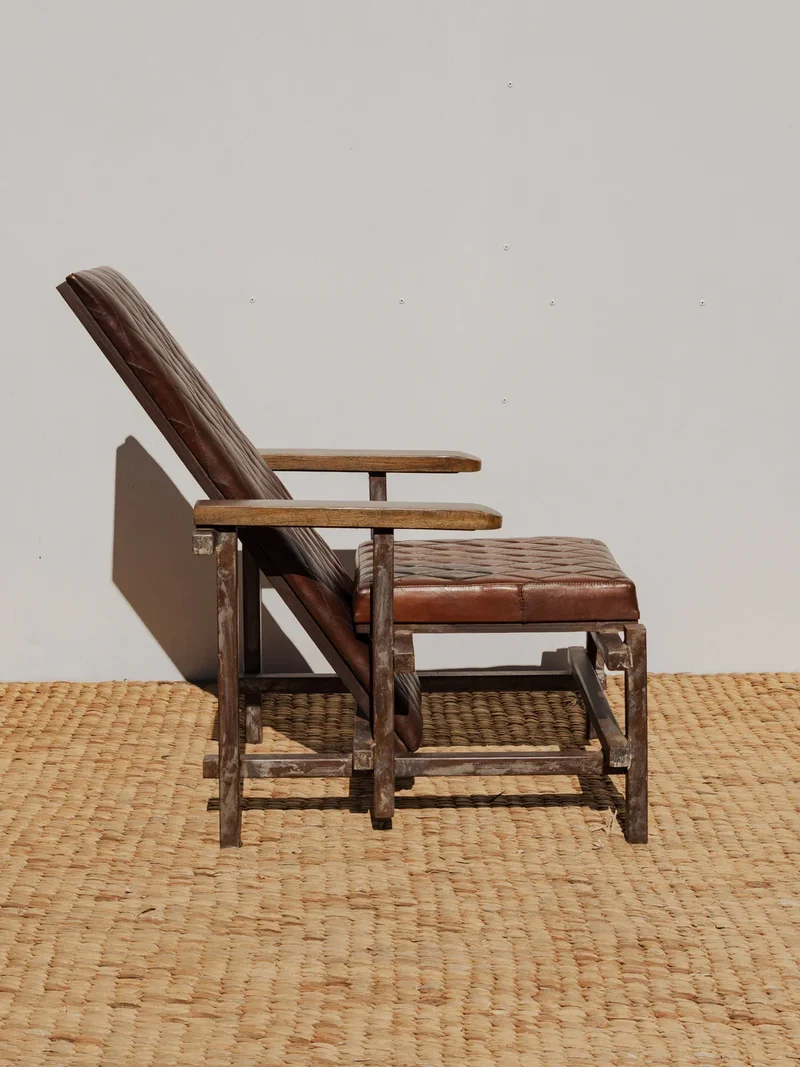 Ernest, le fauteuil en bois et cuir N°881