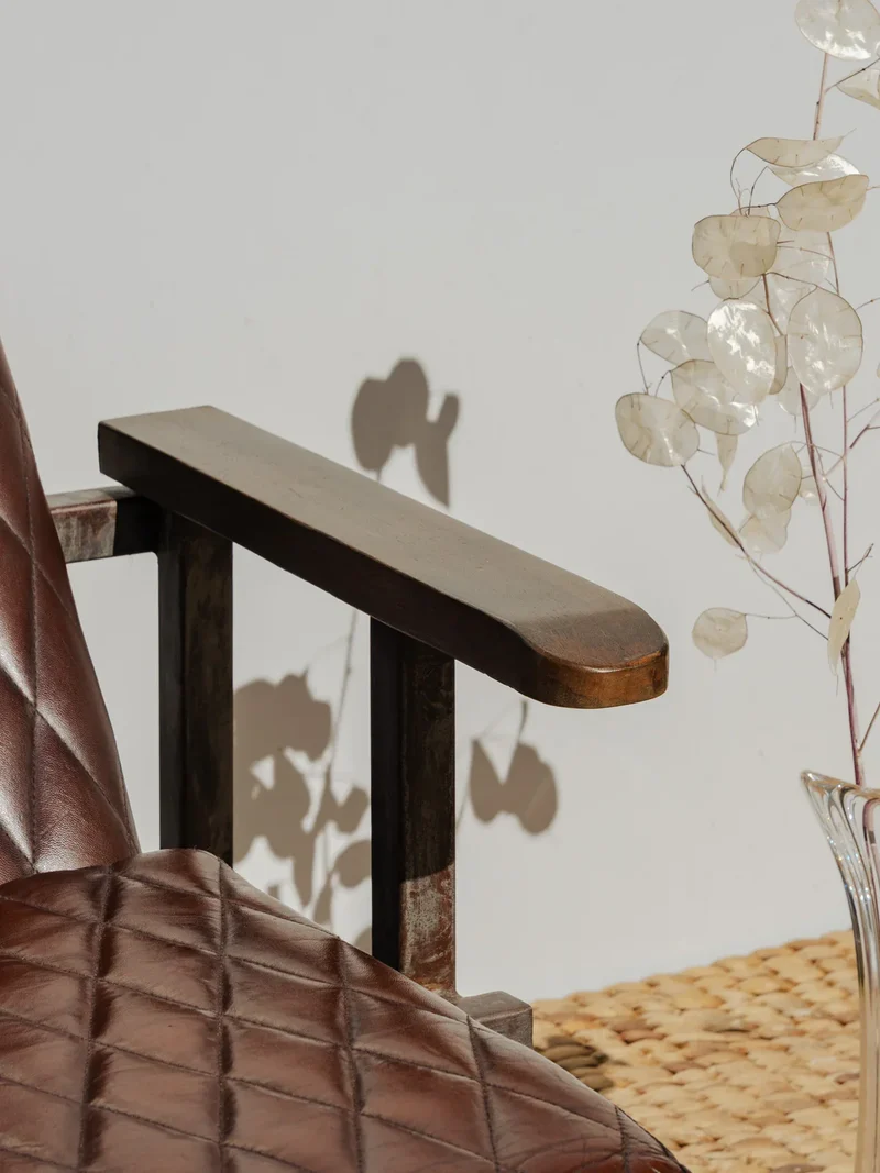 Ernest, le fauteuil en bois et cuir N°881