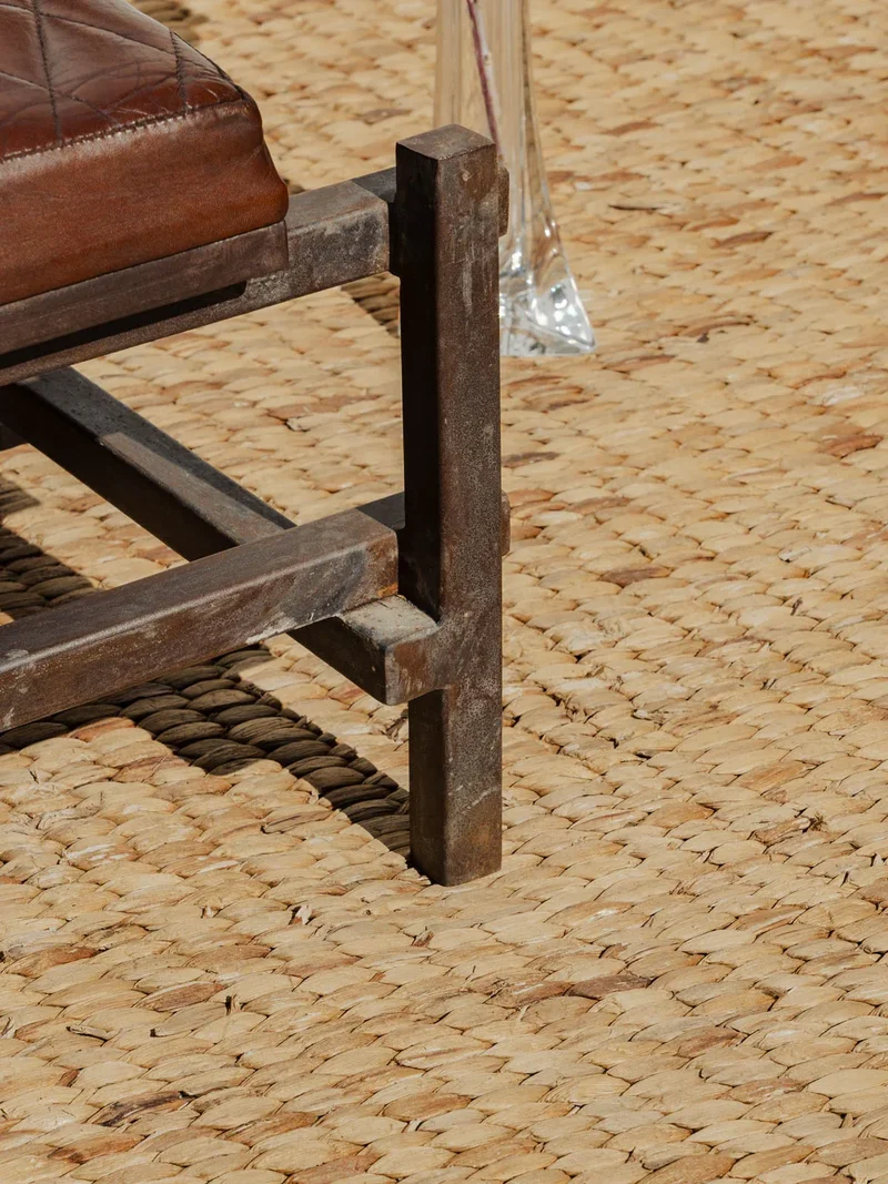 Ernest, le fauteuil en bois et cuir N°881