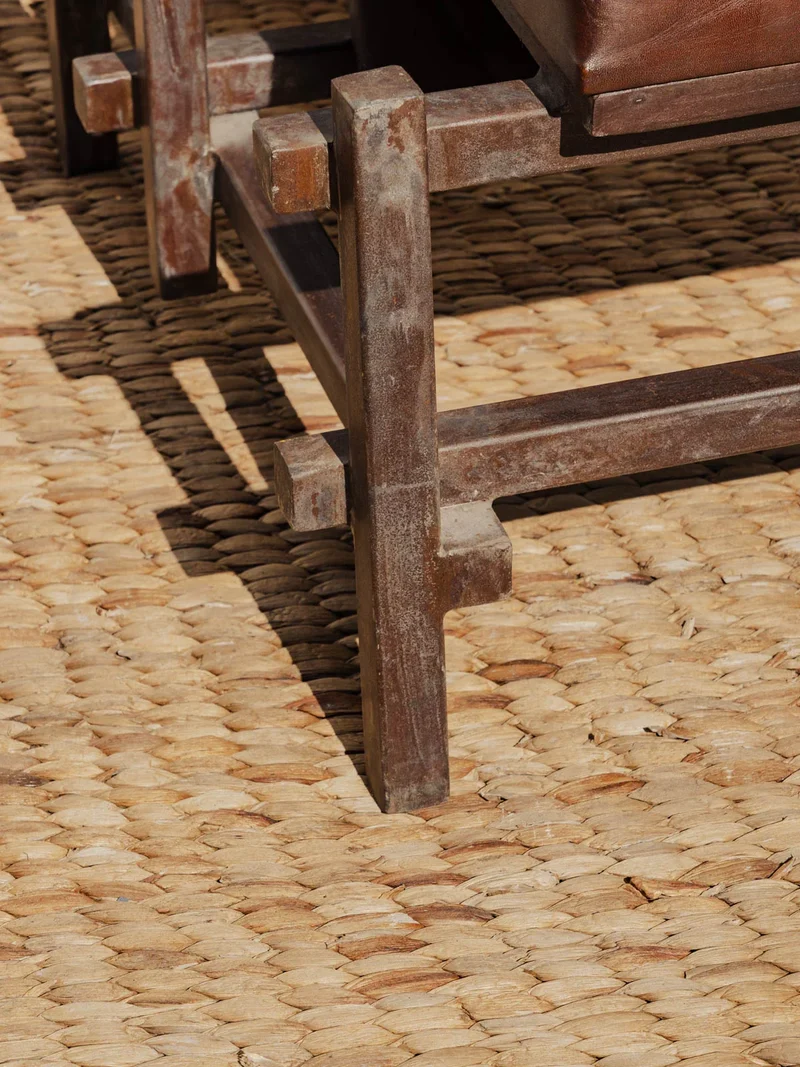 Ernest, le fauteuil en bois et cuir N°881