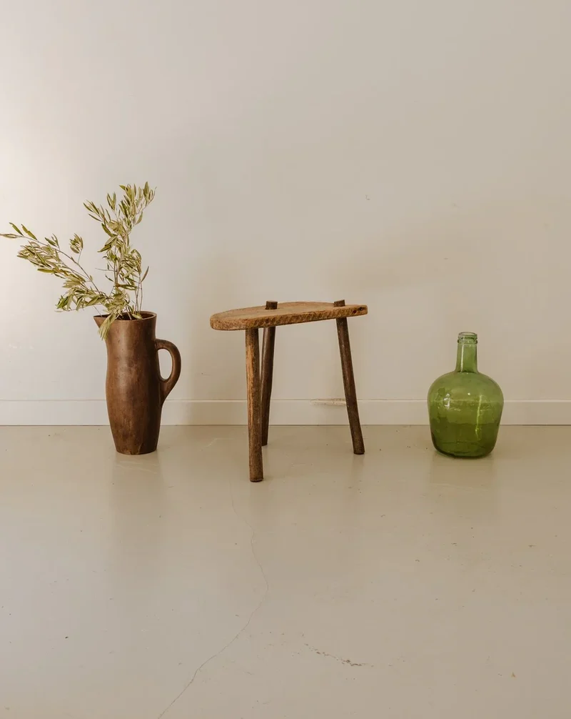 Regis, le tabouret tripode en bois N°941