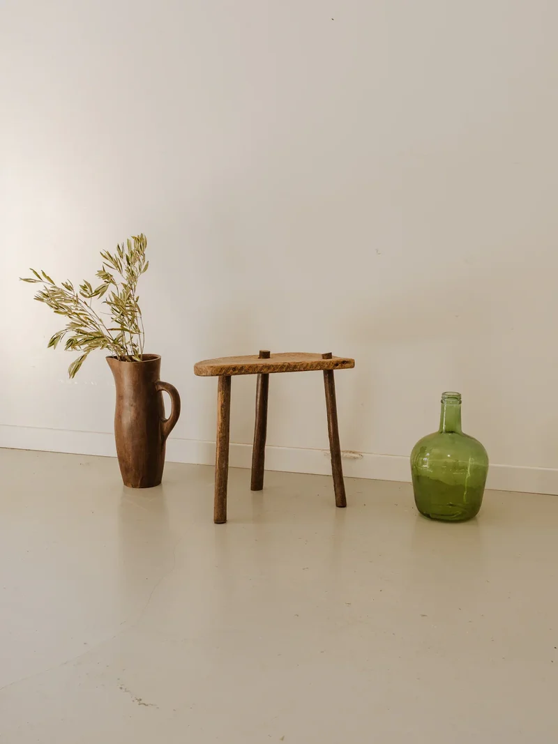 Regis, le tabouret tripode en bois N°941