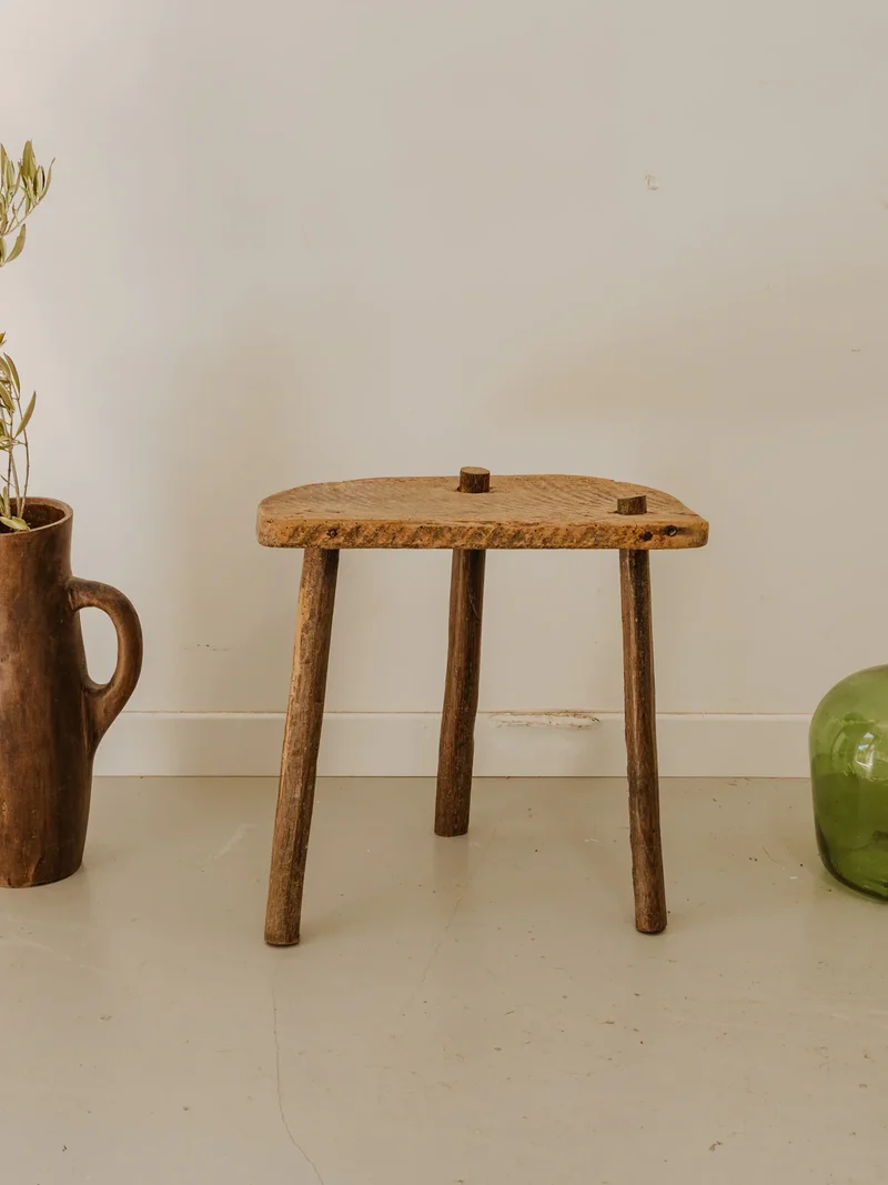 Regis, le tabouret tripode en bois N°941