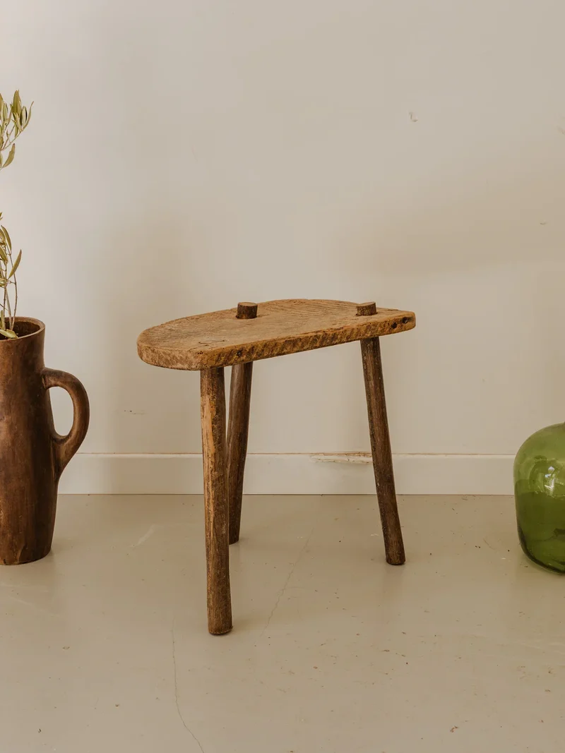 Regis, le tabouret tripode en bois N°941