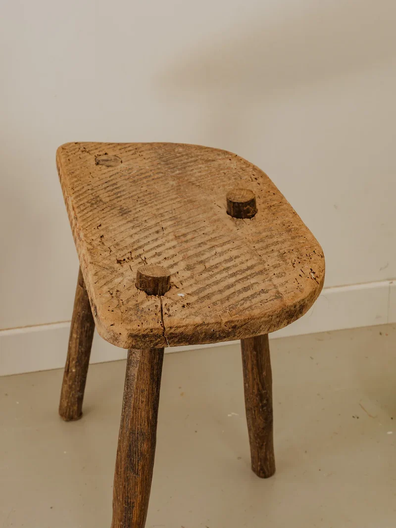 Regis, le tabouret tripode en bois N°941