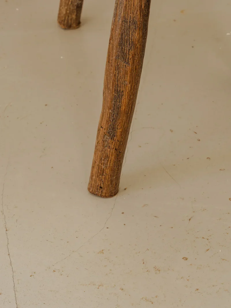 Regis, le tabouret tripode en bois N°941