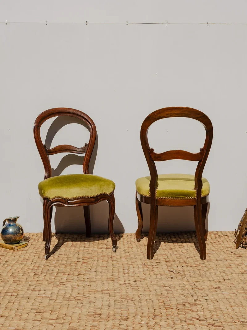 Claude, la paire de chaises Louis-Philippe en bois N°1141
