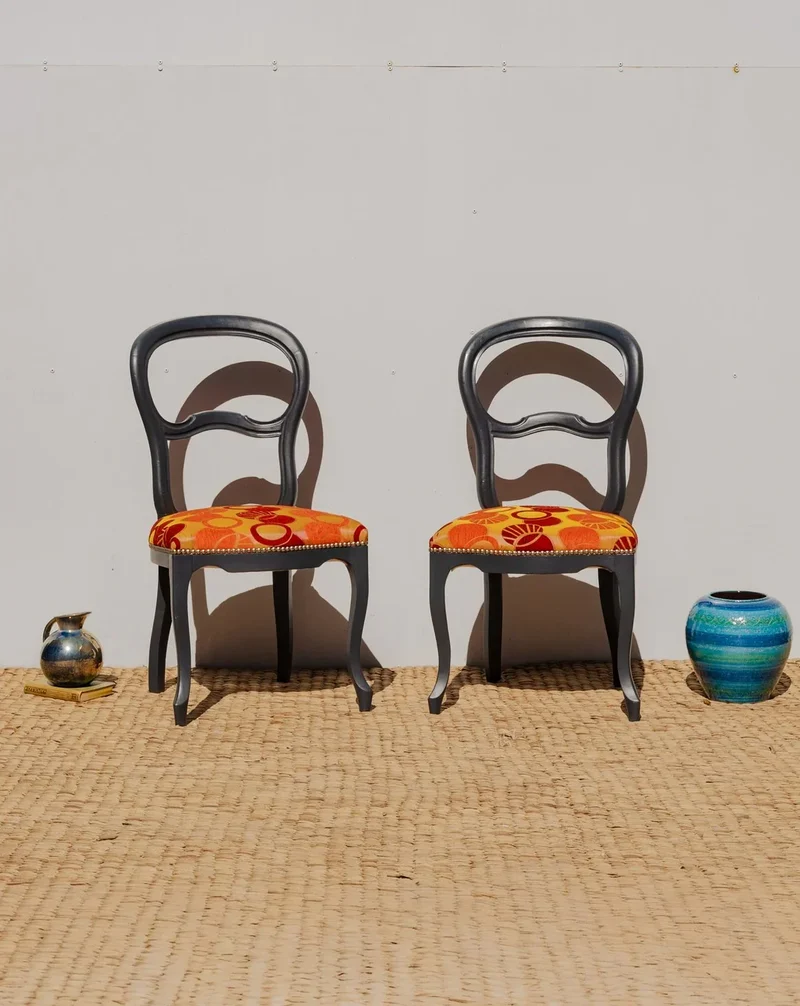 Claude, la paire de chaises en bois et motifs colorés N°1142
