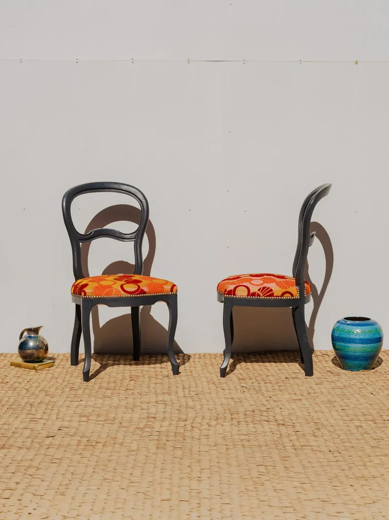Claude, la paire de chaises en bois et motifs colorés N°1142