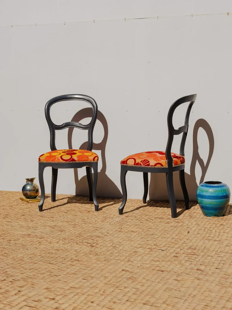 Claude, la paire de chaises en bois et motifs colorés N°1142