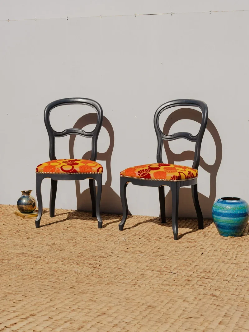 Claude, la paire de chaises en bois et motifs colorés N°1142