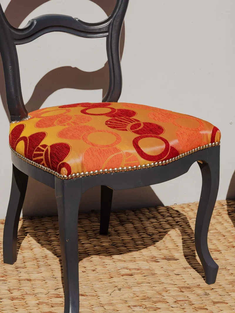 Claude, la paire de chaises en bois et motifs colorés N°1142