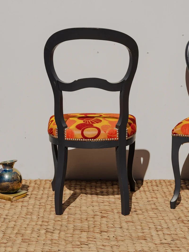 Claude, la paire de chaises en bois et motifs colorés N°1142
