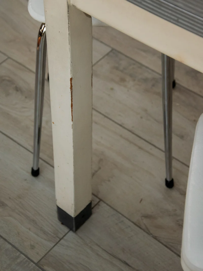 Romy, la table à manger vintage en bois N°571