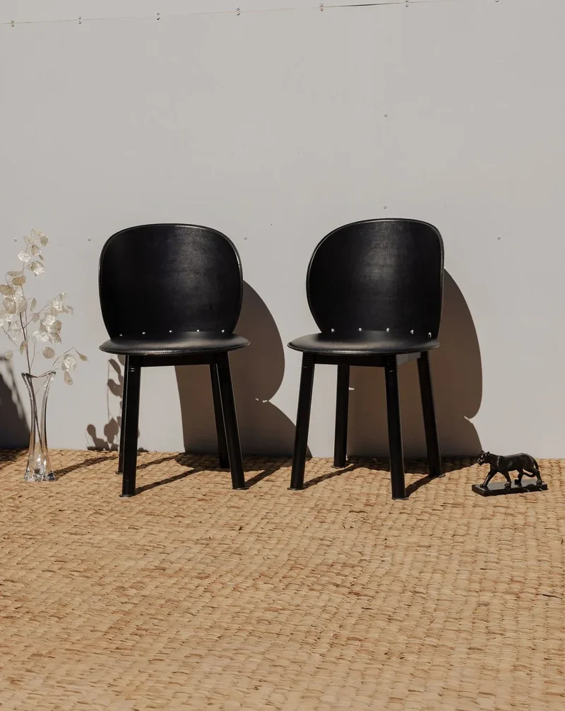 Alma, la paire de chaises en cuir noir N°1448