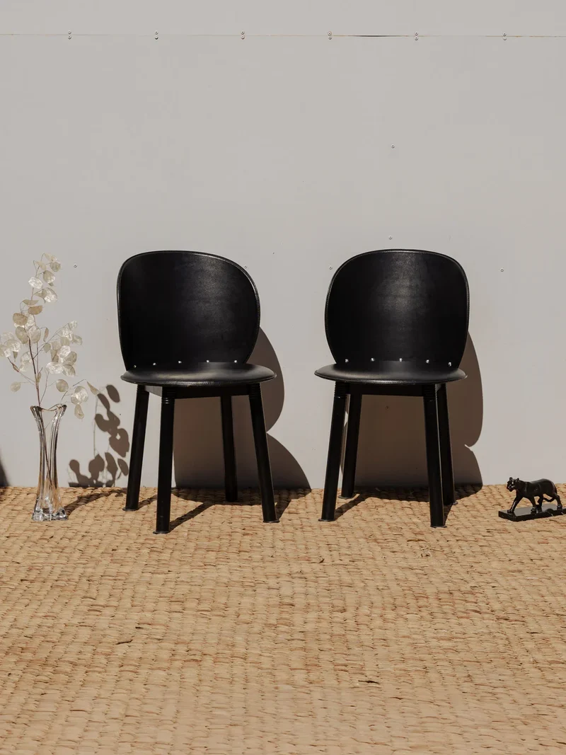 Alma, la paire de chaises en cuir noir N°1448
