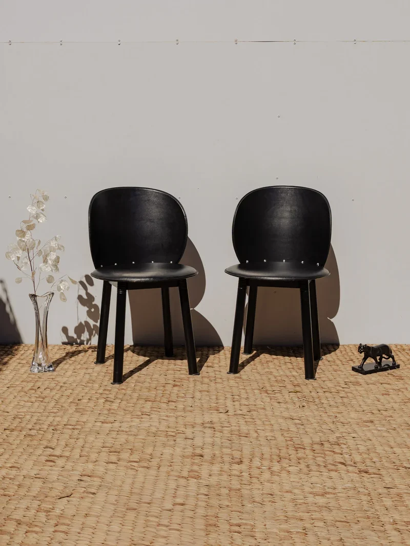 Alma, la paire de chaises en cuir noir N°1448