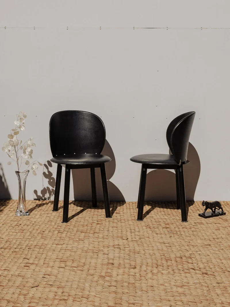 Alma, la paire de chaises en cuir noir N°1448