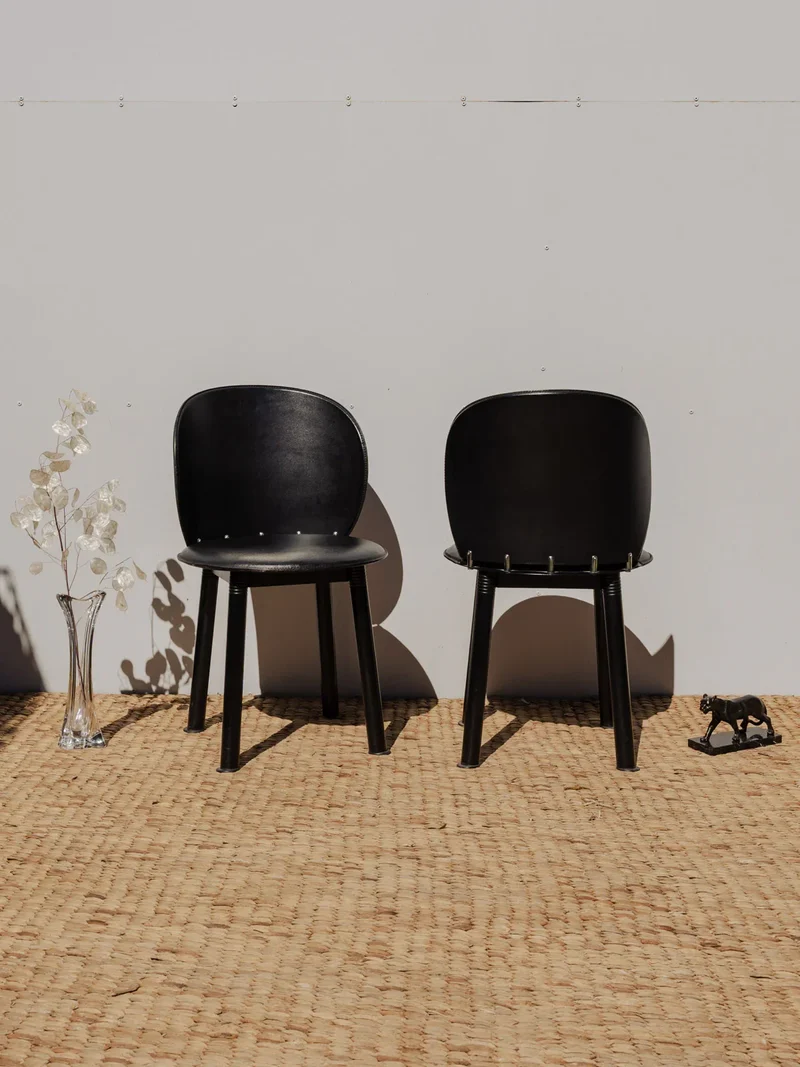 Alma, la paire de chaises en cuir noir N°1448