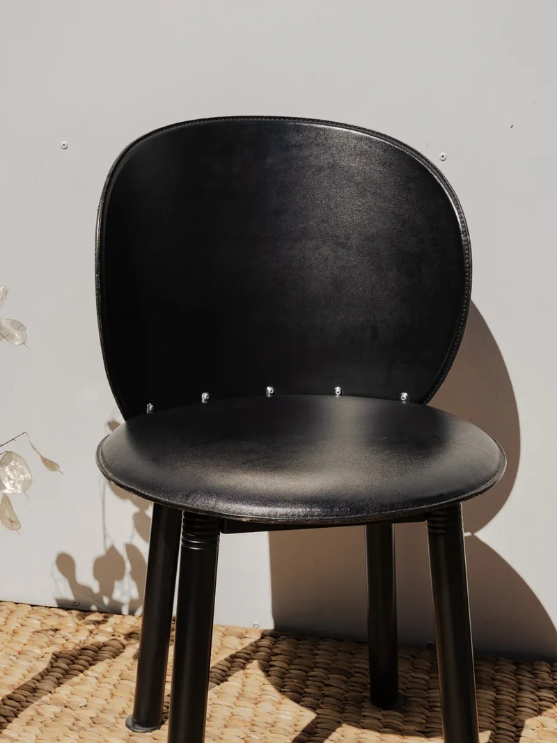 Alma, la paire de chaises en cuir noir N°1448