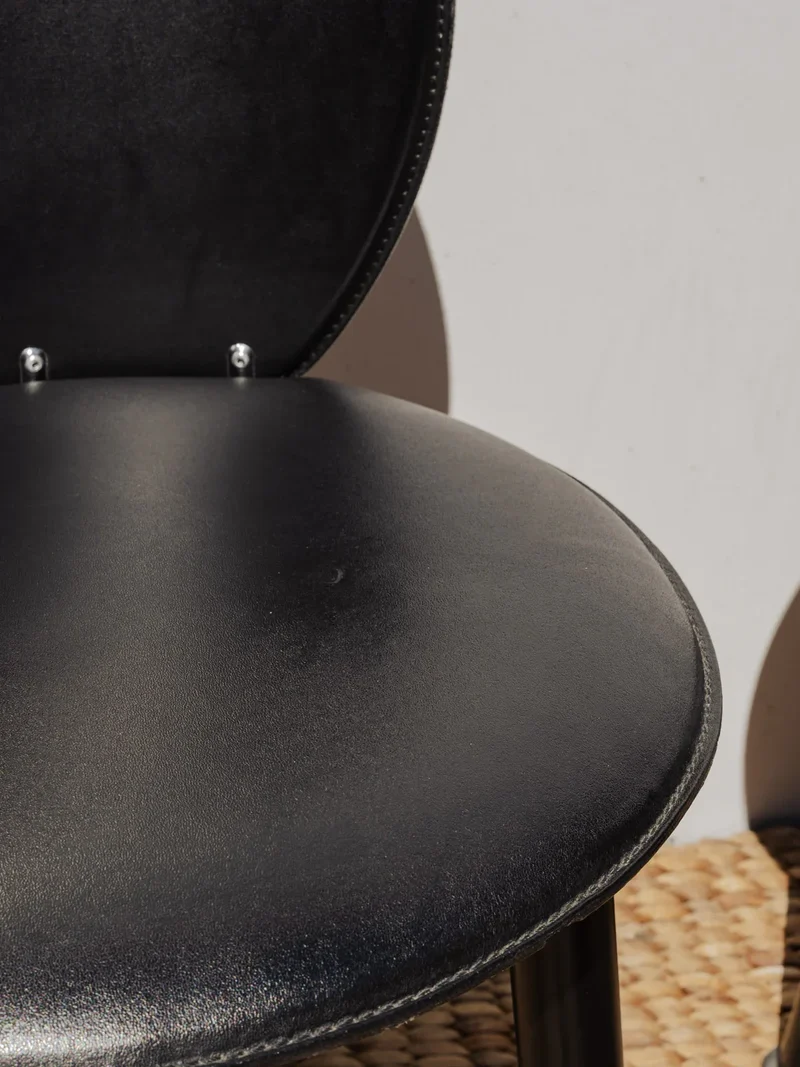 Alma, la paire de chaises en cuir noir N°1448