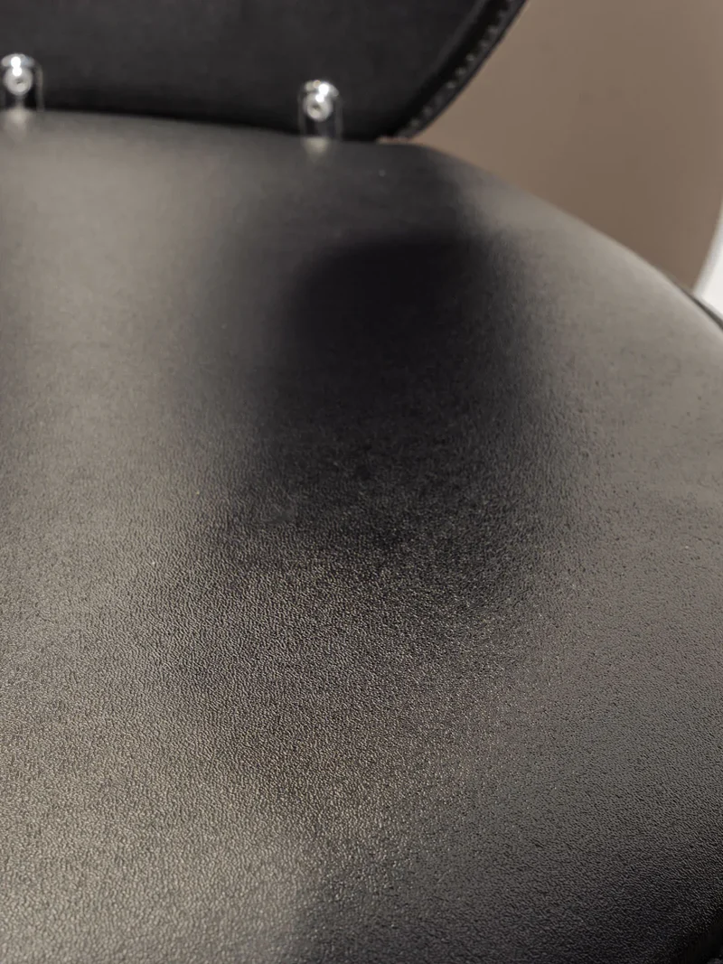 Alma, la paire de chaises en cuir noir N°1448