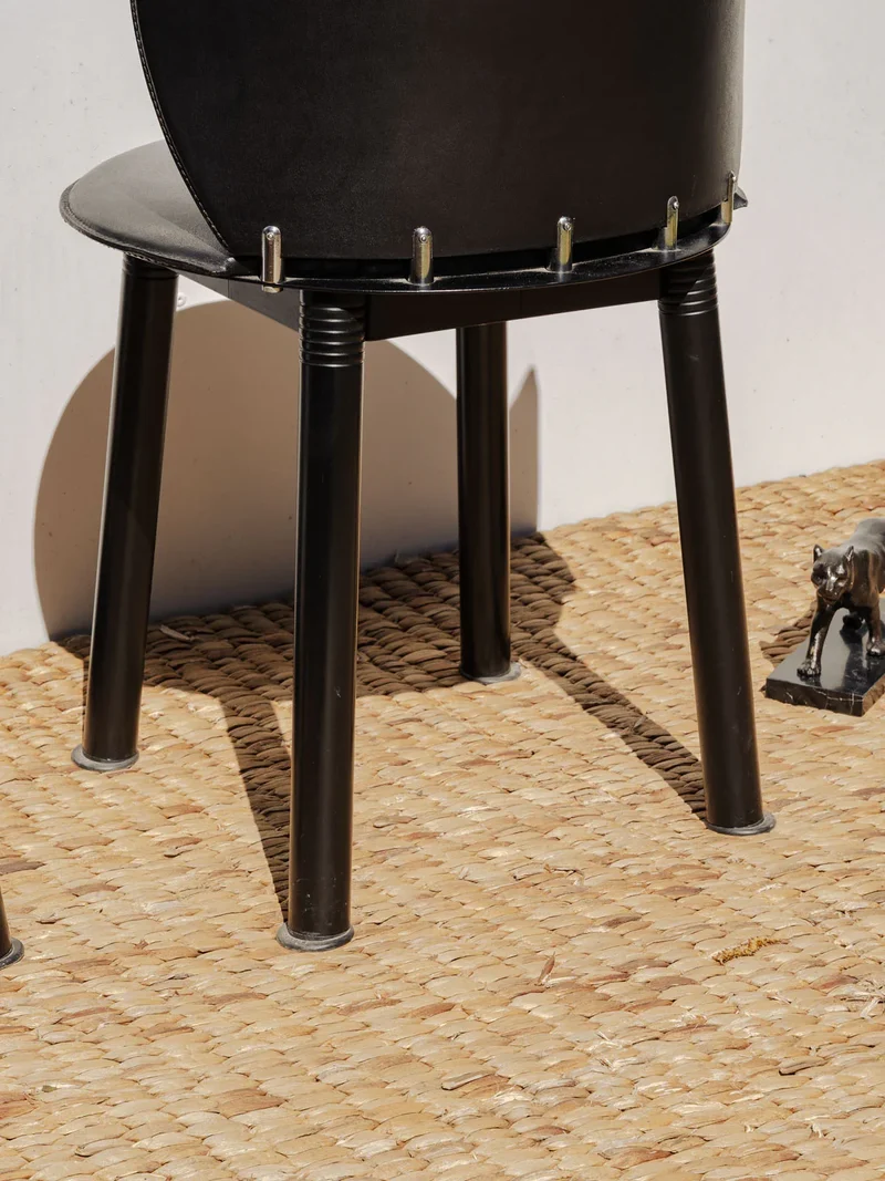 Alma, la paire de chaises en cuir noir N°1448