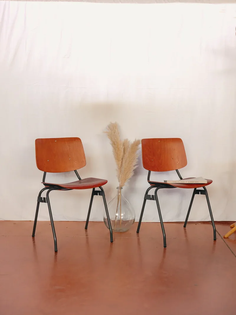 Alma, la paire de chaises en métal et bois N°1429