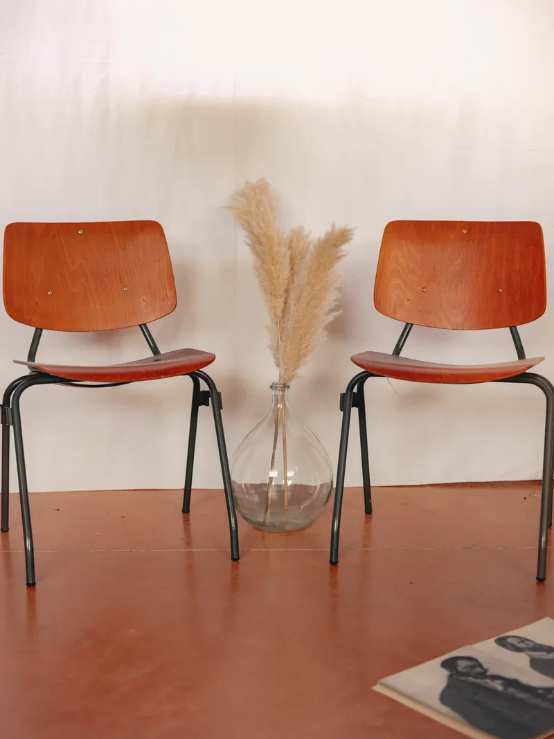 Alma, la paire de chaises en métal et bois N°1429
