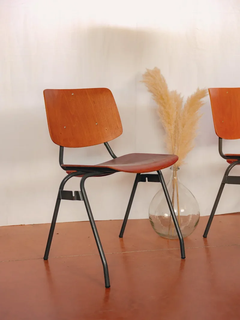 Alma, la paire de chaises en métal et bois N°1429