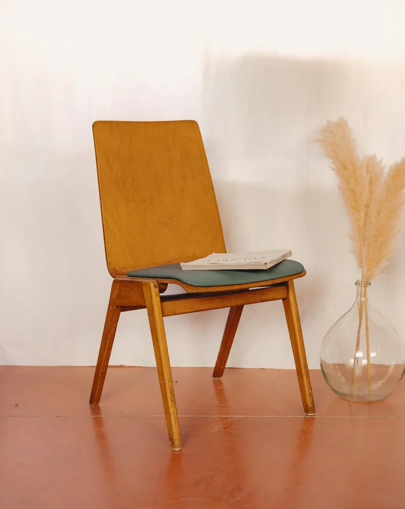 Alma, la chaise en bois clair et simili-cuir coloré N°1438