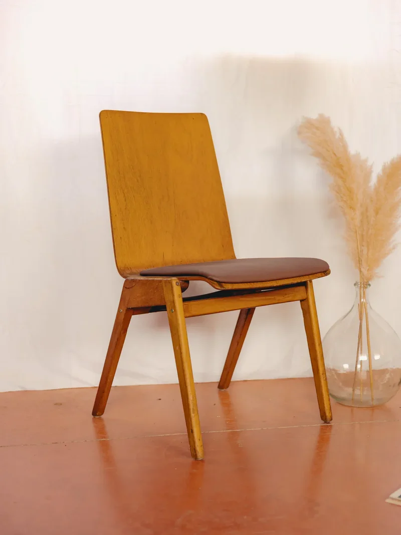 Alma, la chaise en bois clair et simili-cuir coloré N°1438