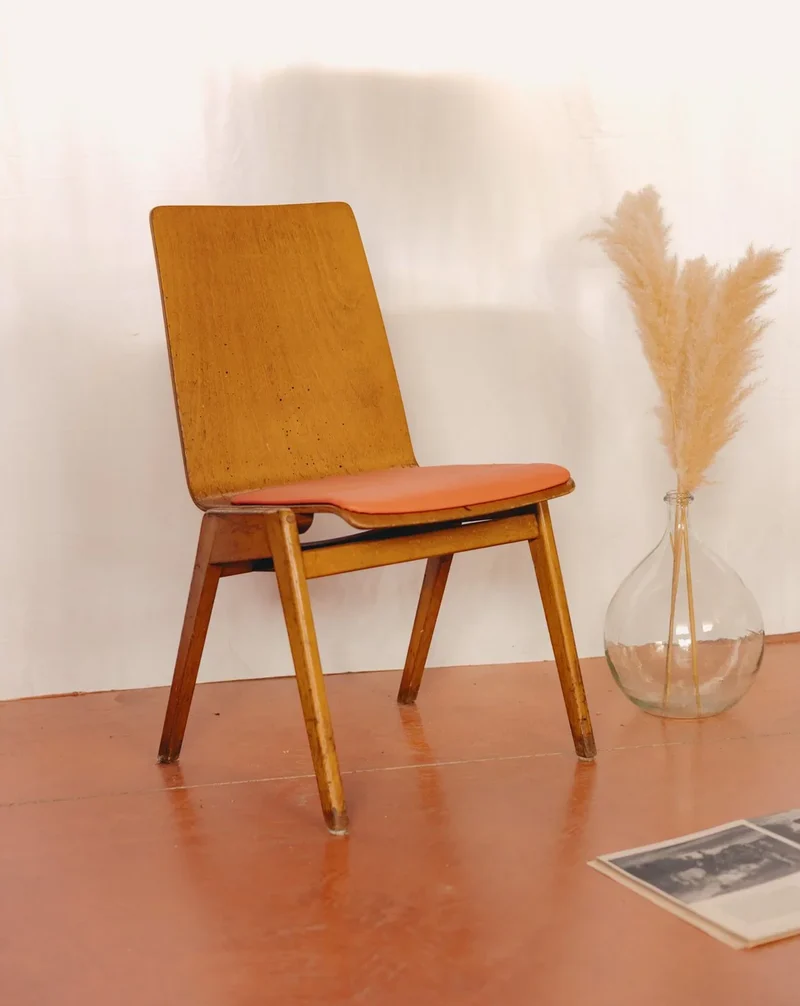 Alma, la chaise en bois clair et simili-cuir coloré N°1438