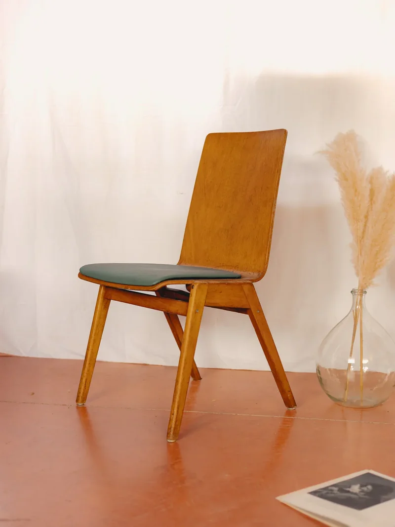 Alma, la chaise en bois clair et simili-cuir coloré N°1438