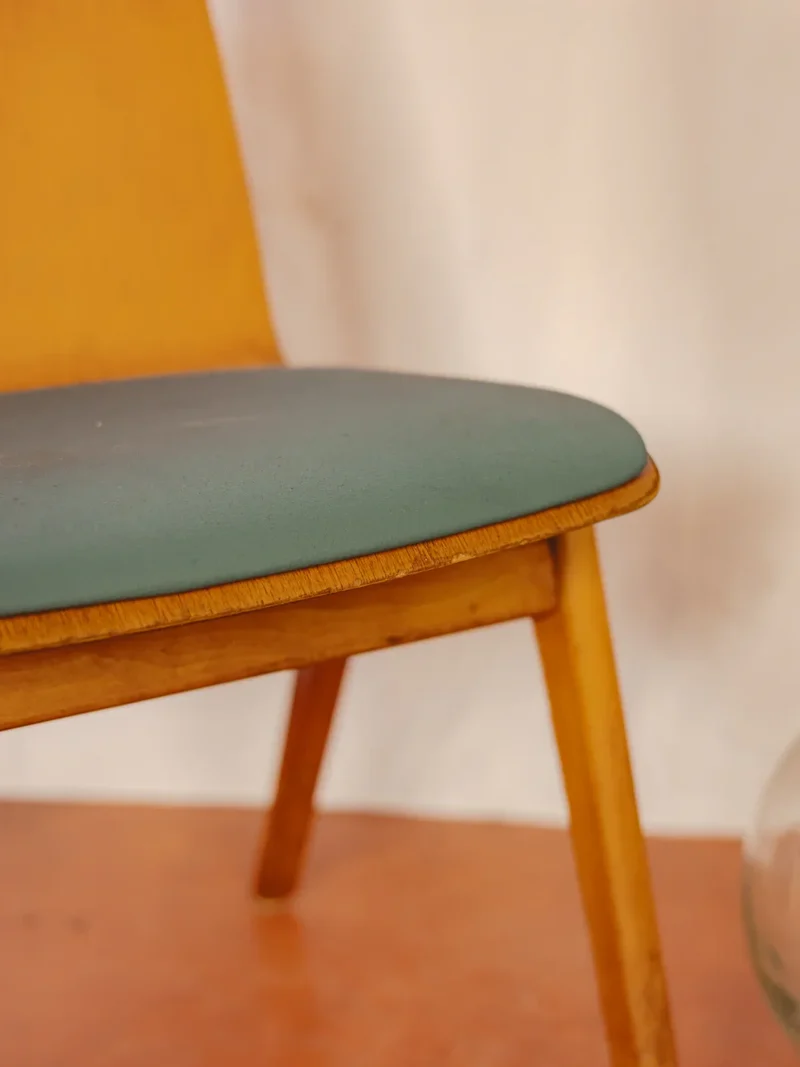 Alma, la chaise en bois clair et simili-cuir coloré N°1438