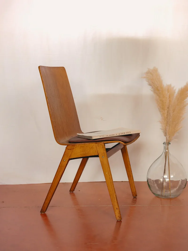 Alma, la chaise en bois clair et simili-cuir coloré N°1438