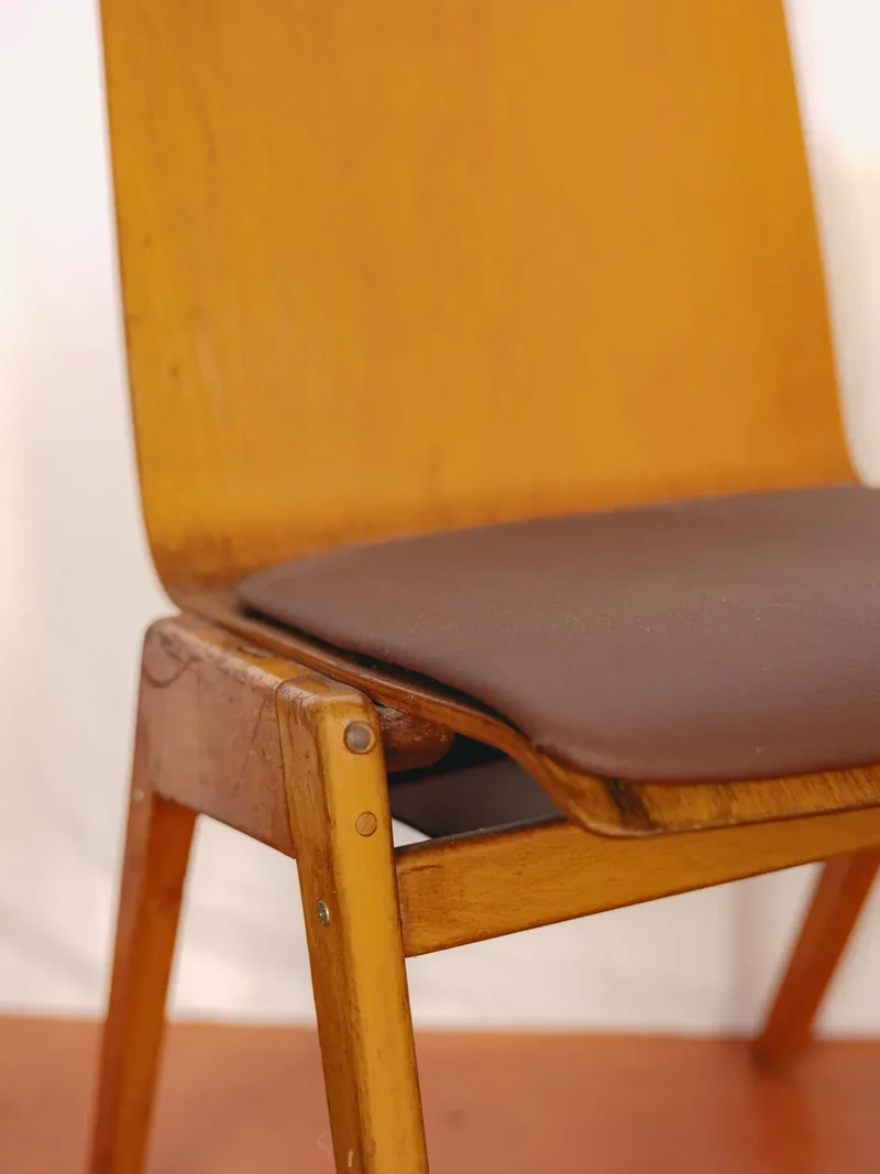 Alma, la chaise en bois clair et simili-cuir coloré N°1438