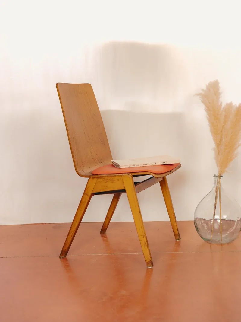 Alma, la chaise en bois clair et simili-cuir coloré N°1438