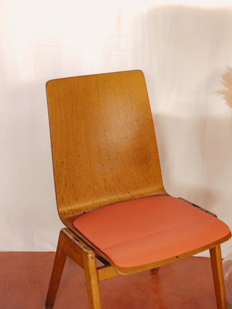 Alma, la chaise en bois clair et simili-cuir coloré N°1438
