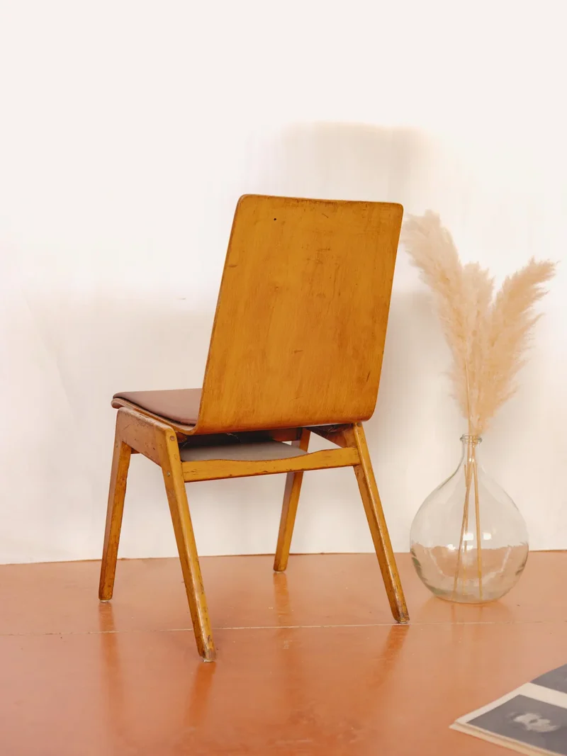 Alma, la chaise en bois clair et simili-cuir coloré N°1438