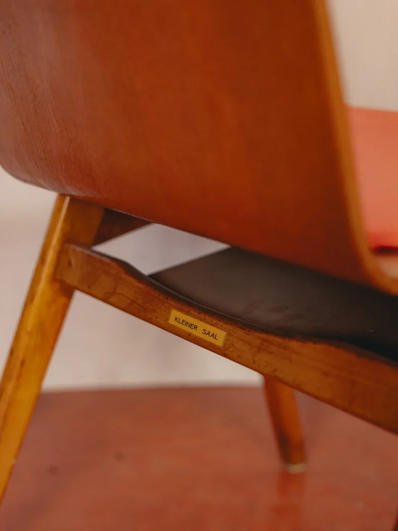 Alma, la chaise en bois clair et simili-cuir coloré N°1438