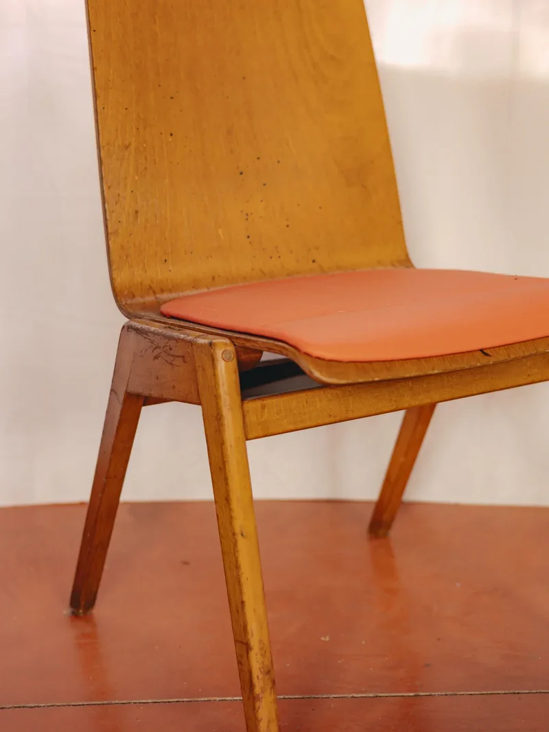 Alma, la chaise en bois clair et simili-cuir coloré N°1438