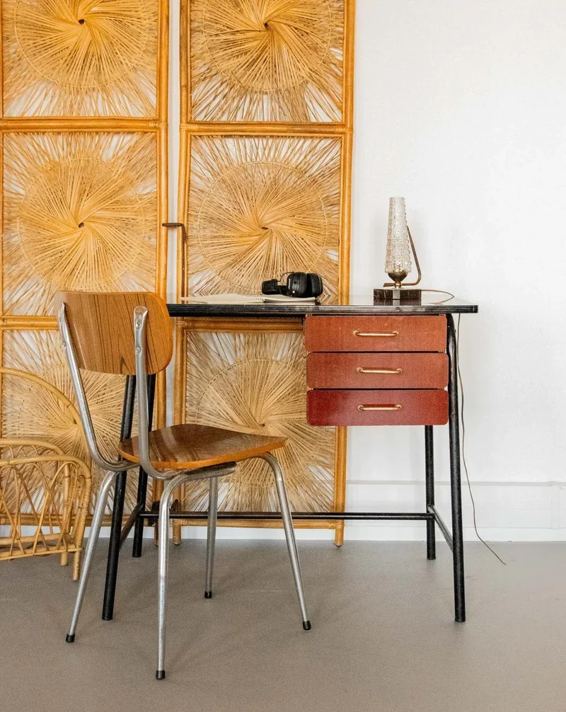 Yvan, le bureau en formica foncé et métal N°513