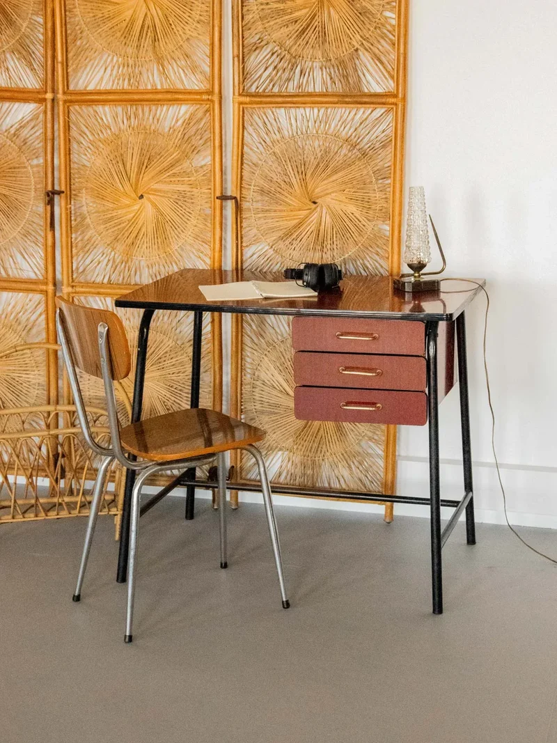 Yvan, le bureau en formica foncé et métal N°513