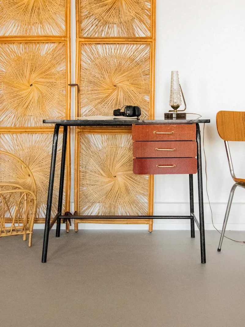 Yvan, le bureau en formica foncé et métal N°513
