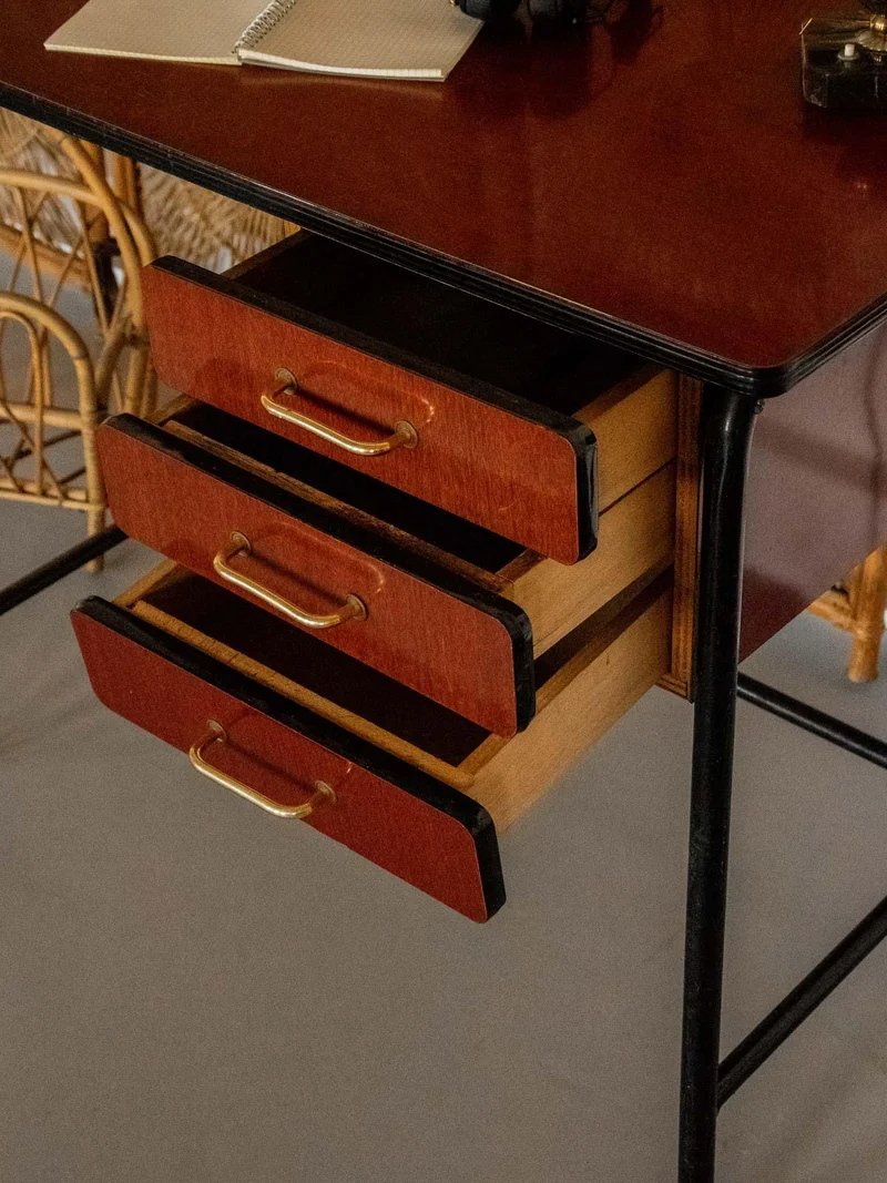 Yvan, le bureau en formica foncé et métal N°513