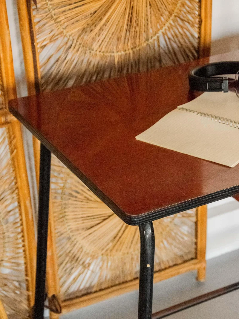 Yvan, le bureau en formica foncé et métal N°513